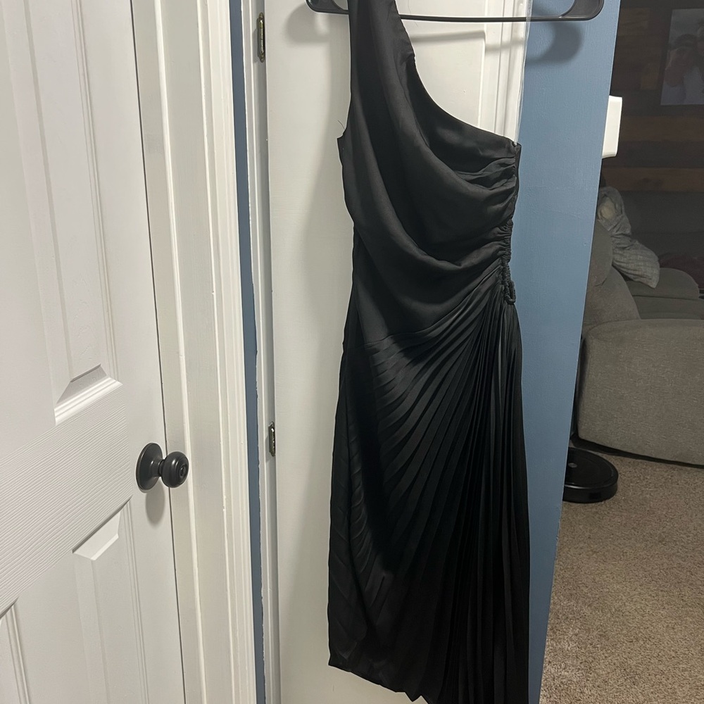 Fore Elegant Black One-Shoulder Dress